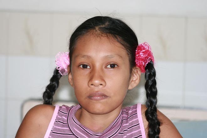 Jazmin in hospital © Rob Dowling http://www.amazonquest.net